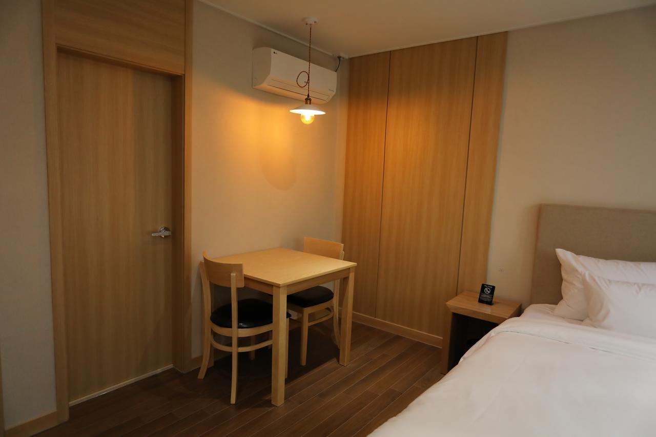 The First Hotel Чханвон Экстерьер фото