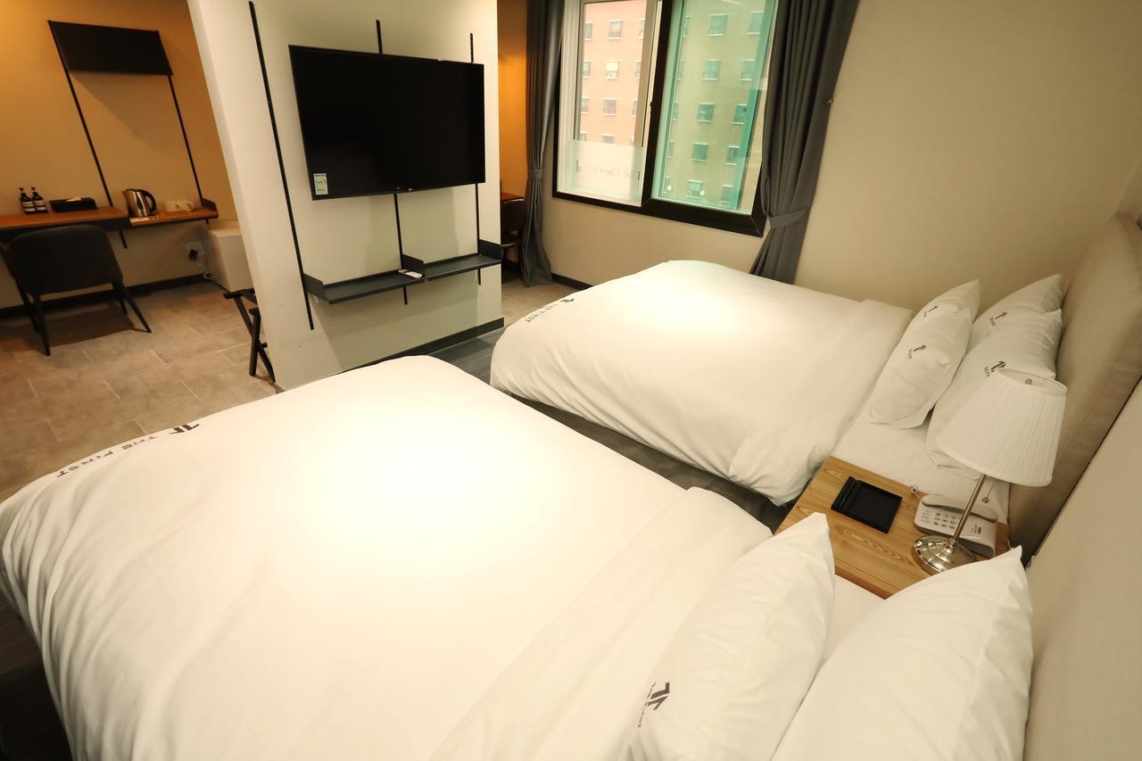 The First Hotel Чханвон Экстерьер фото