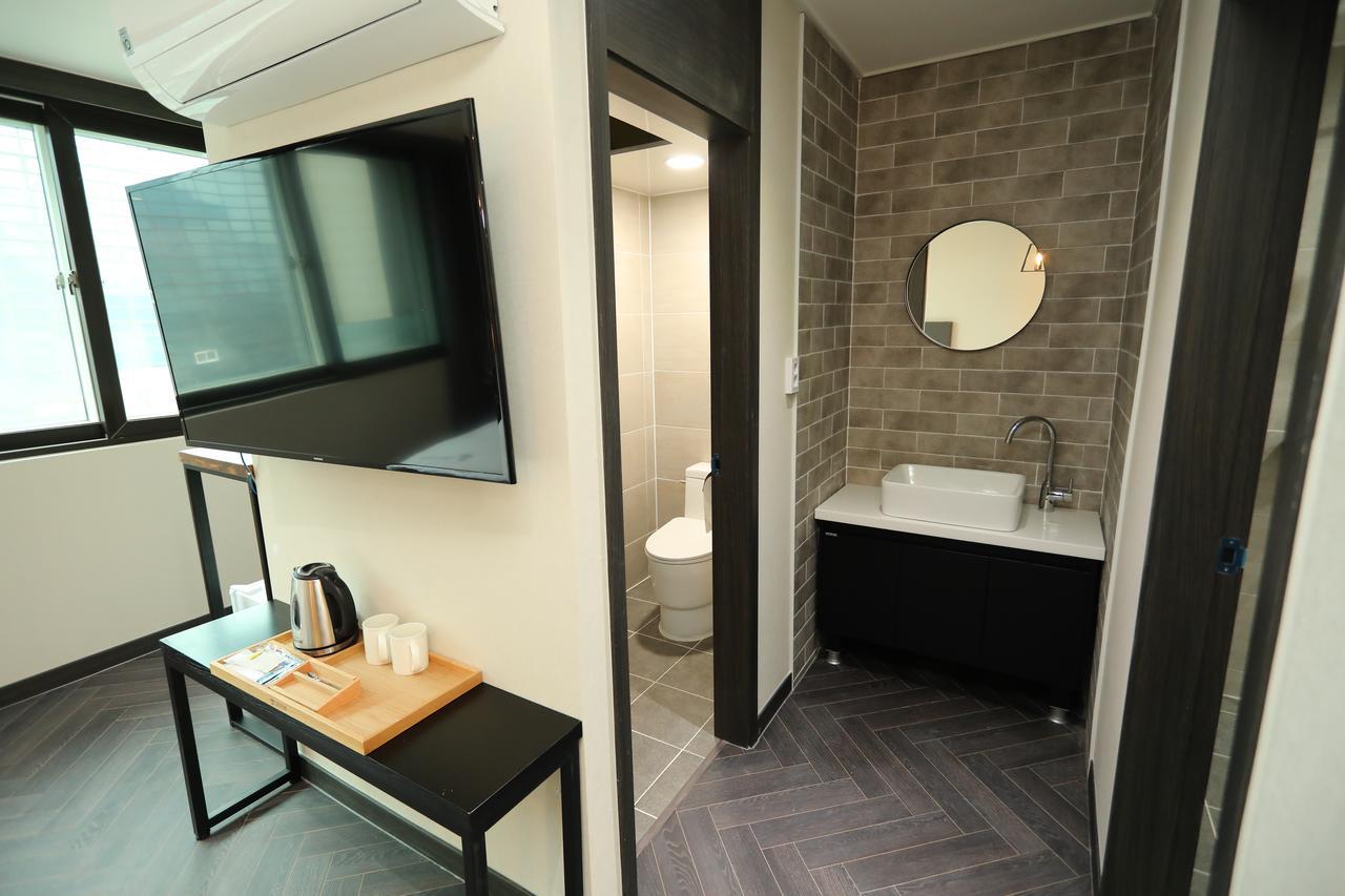 The First Hotel Чханвон Экстерьер фото