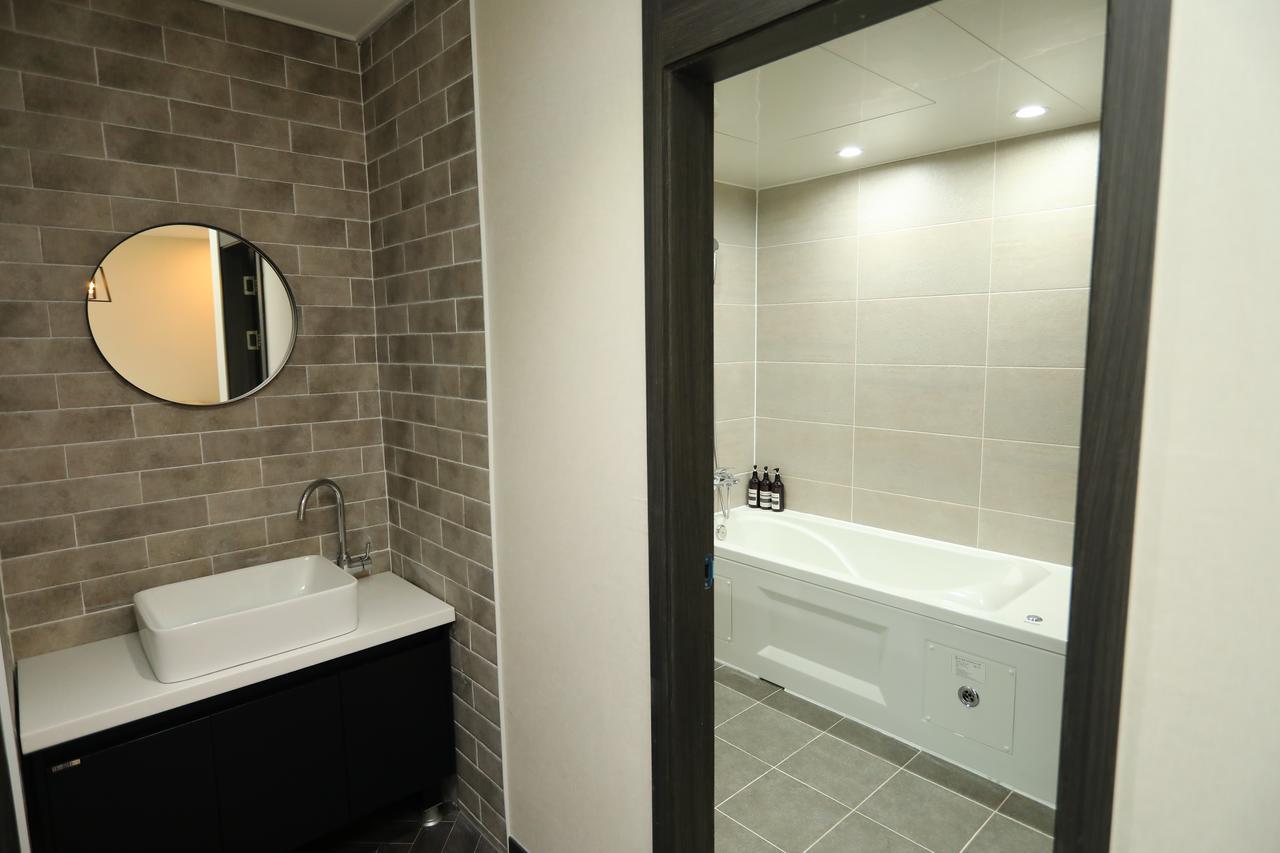 The First Hotel Чханвон Экстерьер фото