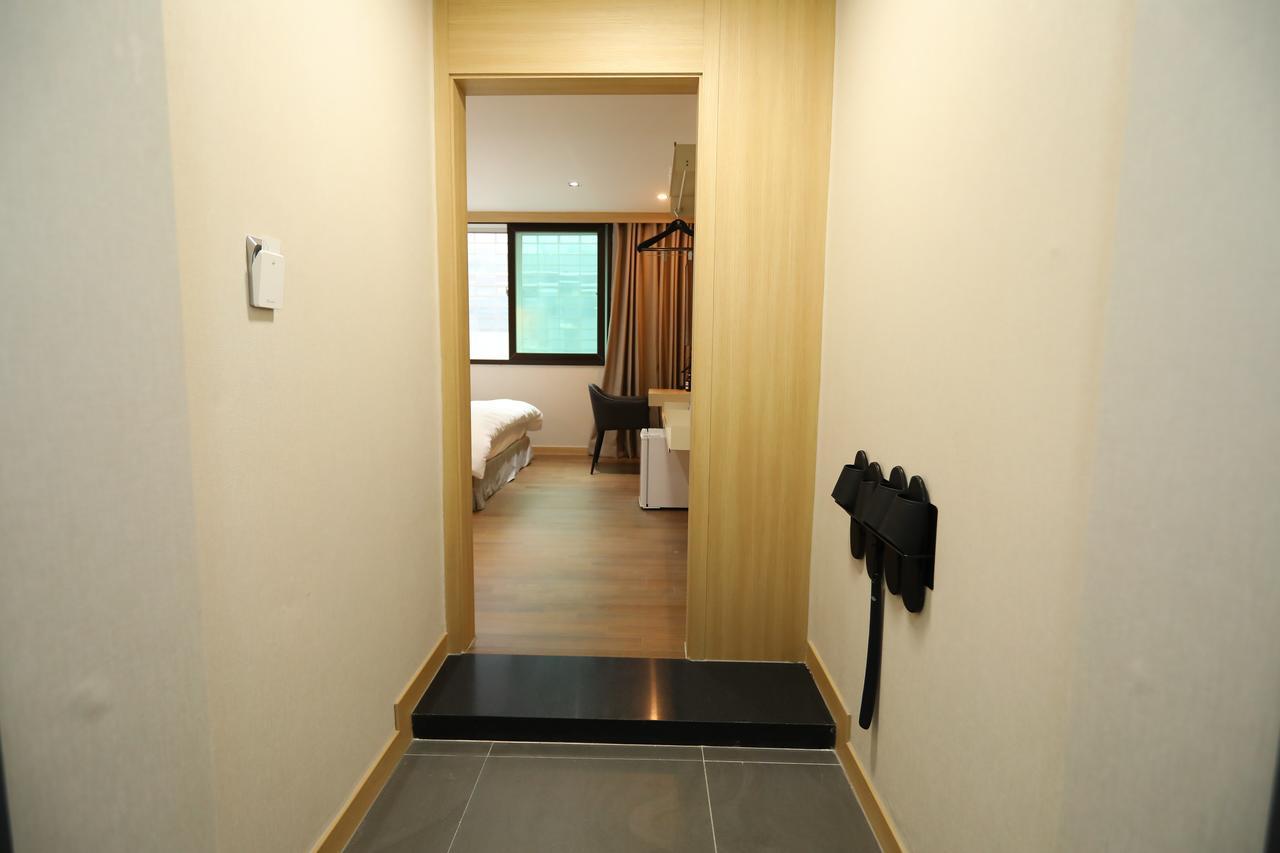 The First Hotel Чханвон Экстерьер фото