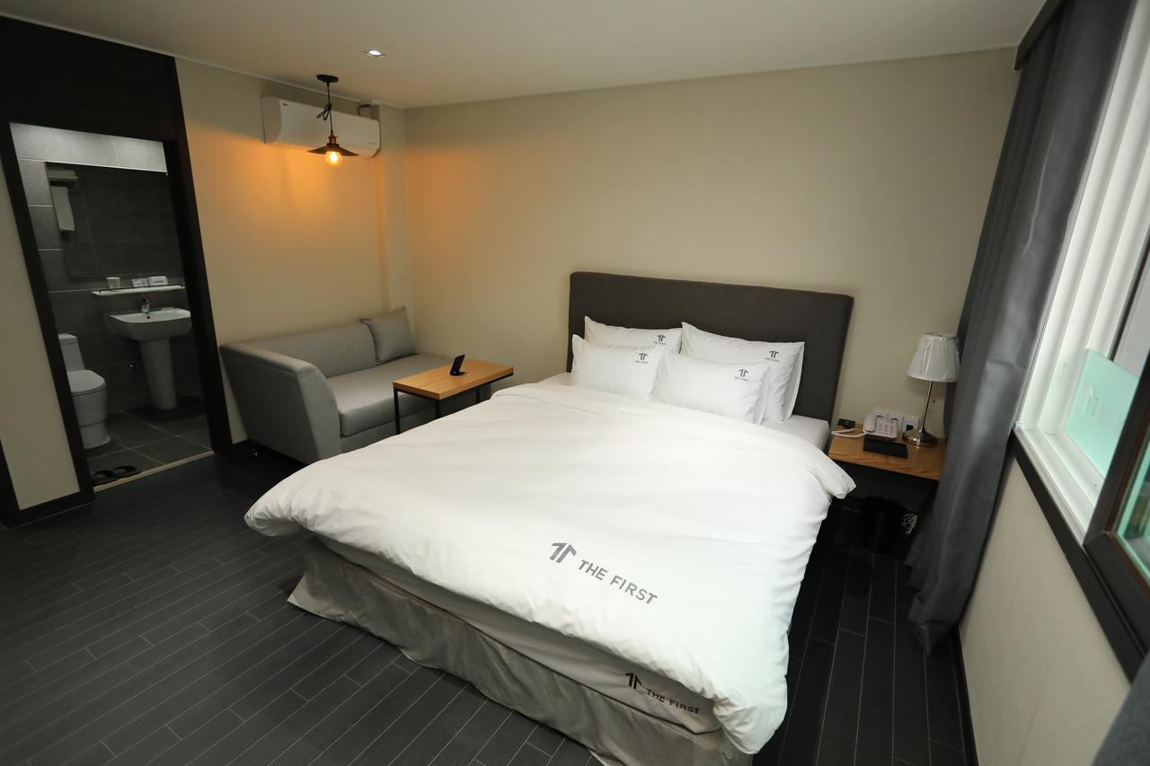 The First Hotel Чханвон Экстерьер фото