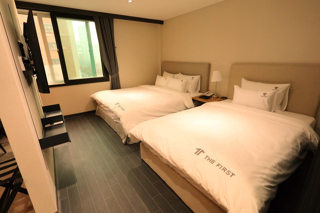 The First Hotel Чханвон Экстерьер фото