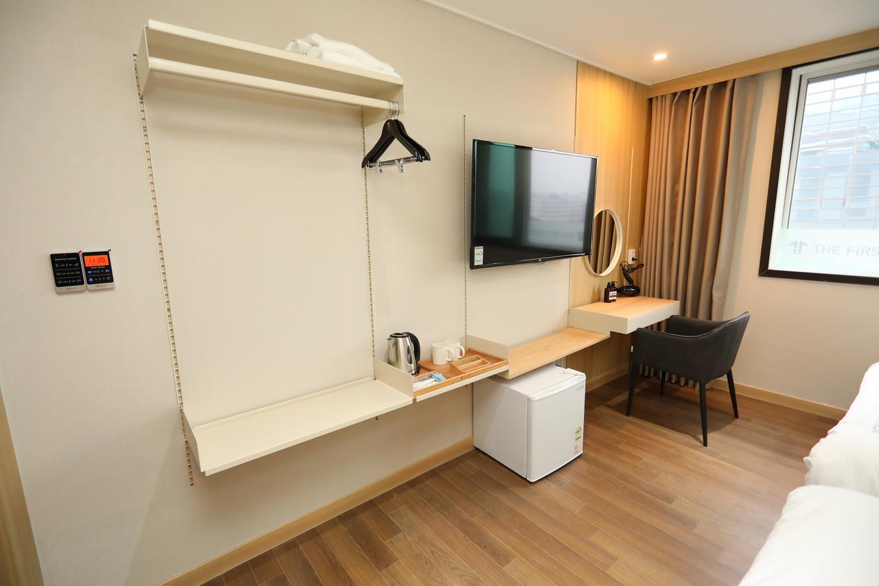 The First Hotel Чханвон Экстерьер фото