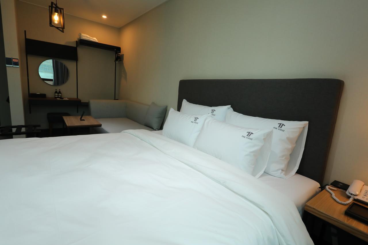 The First Hotel Чханвон Экстерьер фото
